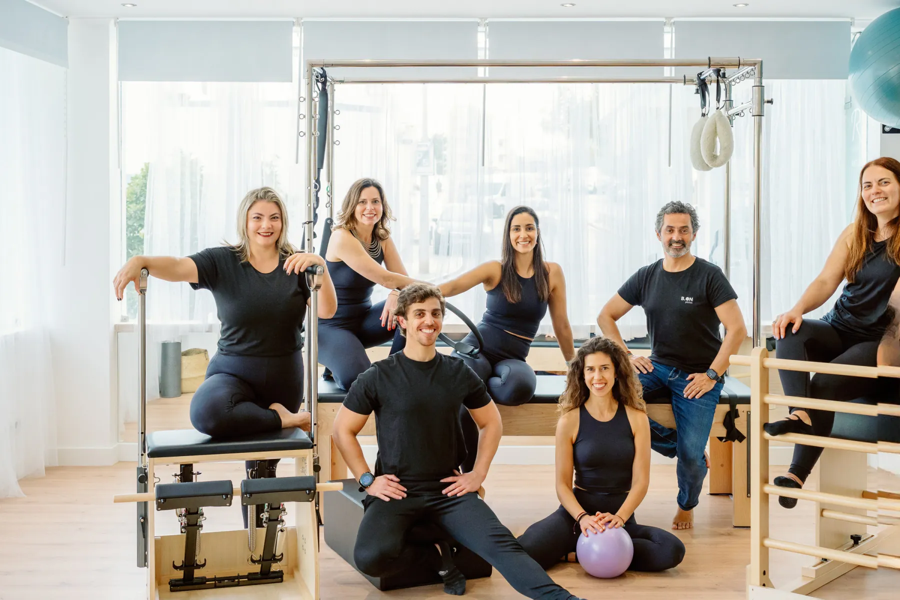 A equipa da B.ON Pilates reunida no estúdio